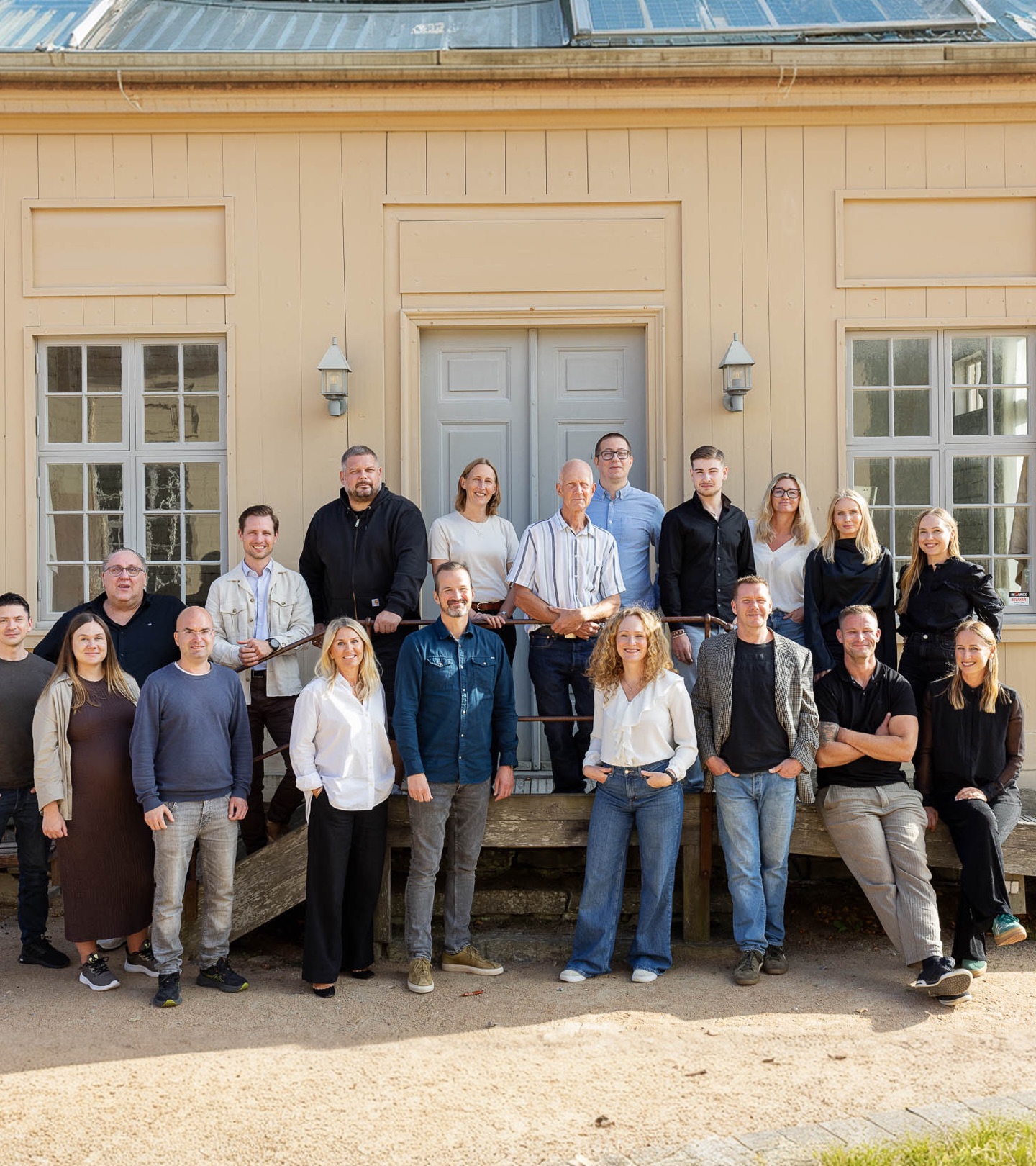 Gomeros team utanför företagets lokaler